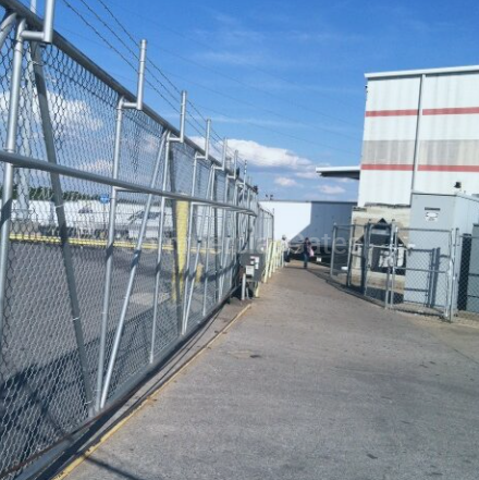 Commercial chain link cantilever gate